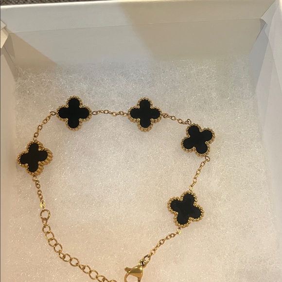 Elegant Black and Gold inspired Clover Bracelet. - Picture 7 of 9